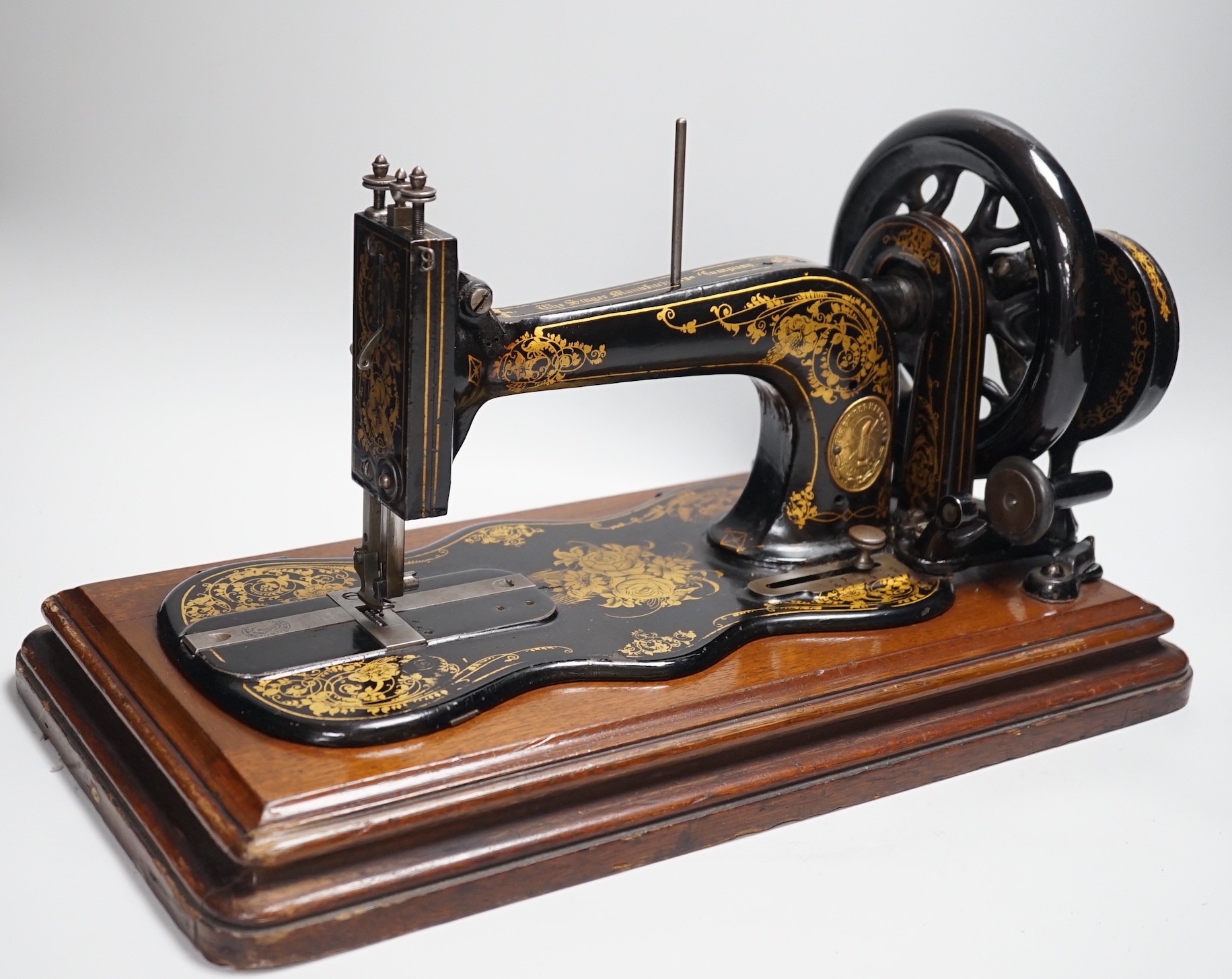 A walnut-cased 19th century Singer sewing machine, Serial Number 2831786 600986